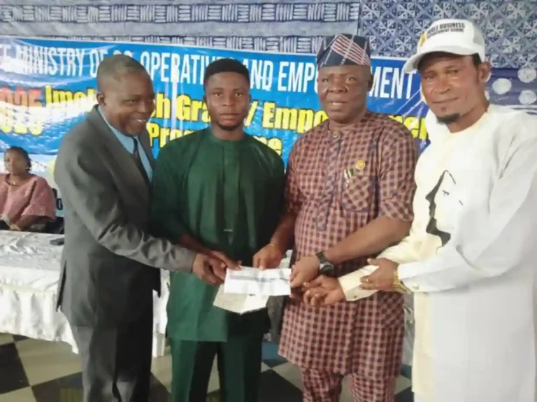 Adeleke Distributes Imole Osun Cash Grants 2.0 to 2,000 Beneficiaries